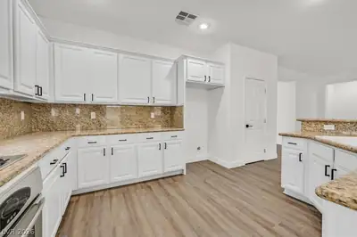 913 Hickory Park Street Kitchen