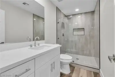 4424 Ash Avenue, Las Vegas, NV 89110 Primary Bathroom