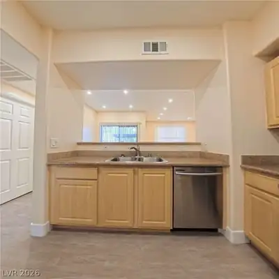 8000 Badura Avenue 1092 Kitchen