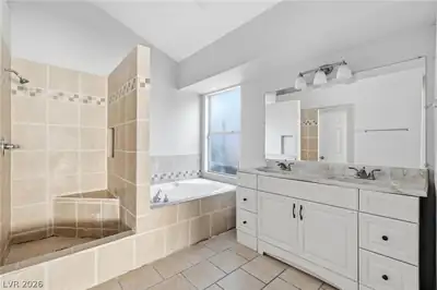 551 British Court, Henderson, NV 89014 Primary Bathroom