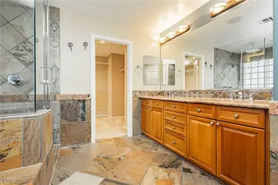 7427 Tomahawk Bend Avenue, Las Vegas, NV 89113 Primary Bathroom