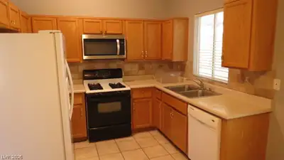 3640 Walnut Wood Street Kitchen