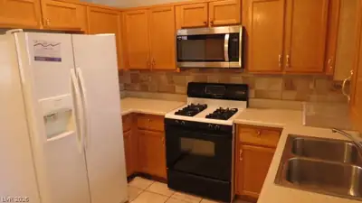 3640 Walnut Wood Street Kitchen