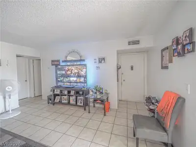 1370 Vegas Valley Drive 44 Living Room