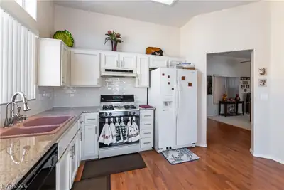 10608 Mission Lakes Avenue Kitchen