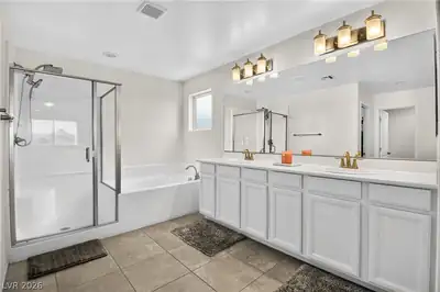 7694 Monomoy Bay Avenue, Las Vegas, NV 89179 Primary Bathroom