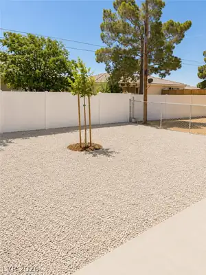 1701 Sycamore Avenue A Yard