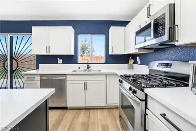 525 Zuber Avenue, Henderson, NV 89011 Kitchen