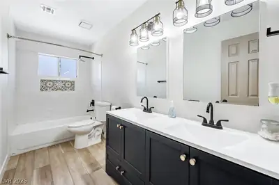 525 Zuber Avenue, Henderson, NV 89011 Primary Bathroom