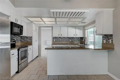 405 Davenport Lane, Las Vegas, NV 89107 Kitchen