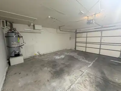 3940 Edgemoor Way, Las Vegas, NV 89121 Garage