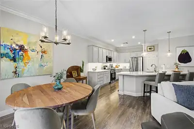 2096 Mountain City Street Dining Area