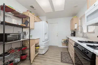10627 Mission Lakes Avenue Kitchen