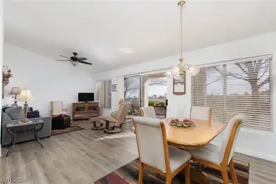 10627 Mission Lakes Avenue Dining Area