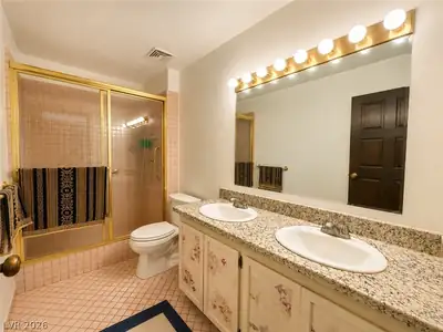 2521 Swan Lane, Las Vegas, NV 89121 Primary Bathroom