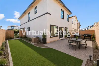 1087 Gentle Swan Street Yard
