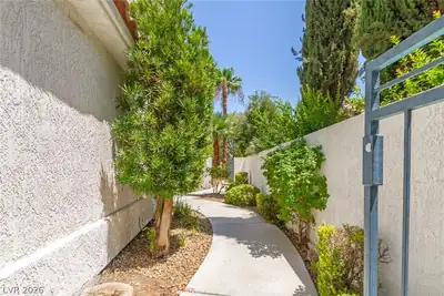 9208 Pitching Wedge Drive, Las Vegas, NV 89134 Yard