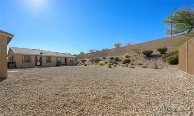 2675 Chinaberry Hill Street, Laughlin, NV 89029 Yard