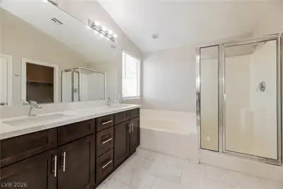 6354 Foxlyn Avenue, Las Vegas, NV 89122 Primary Bathroom