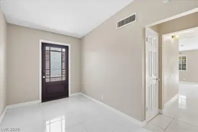 5333 Longridge Avenue, Las Vegas, NV 89146 Entrance Foyer