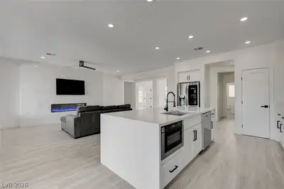 4700 Fiore Bella Boulevard Kitchen