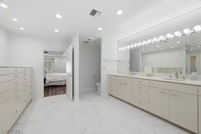 820 Pinehurst Drive, Las Vegas, NV 89109 Primary Bathroom