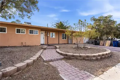 1001 Silver Lake Drive, Las Vegas, NV 89108 Front of Structure