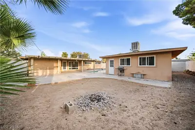 1001 Silver Lake Drive, Las Vegas, NV 89108 Yard