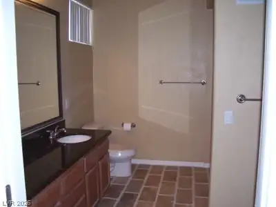 10237 King Henry 102 Bathroom