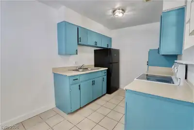 2030 Sunrise Avenue 2 Kitchen