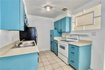 2030 Sunrise Avenue 2 Kitchen