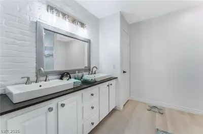 3404 Wexford Lane 101 Primary Bathroom