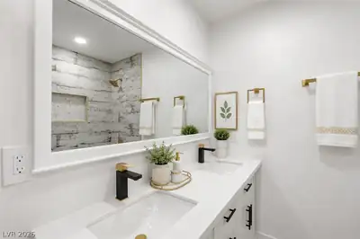7100 Raincloud Drive, Las Vegas, NV 89145 Primary Bathroom