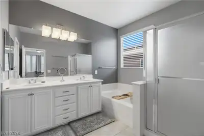 5395 Magnolia Crossing Street, Las Vegas, NV 89148 Primary Bathroom