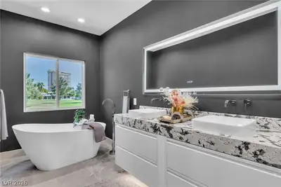 2861 Queens Courtyard Drive, Las Vegas, NV 89109 Primary Bathroom