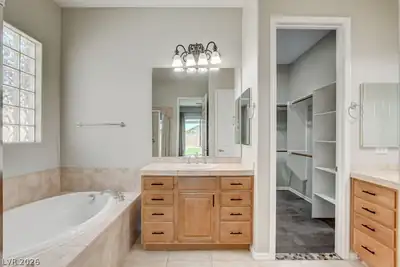 2756 Leys Burnett Avenue, Henderson, NV 89044 Primary Bathroom