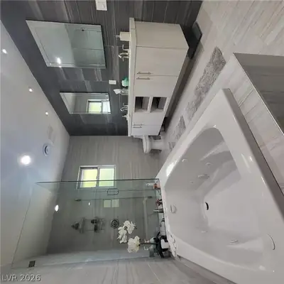 2917 Colanthe Avenue, Las Vegas, NV 89102 Primary Bathroom