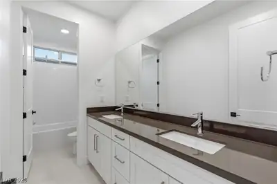 424 Crown Mesa Avenue, Las Vegas, NV 89138 Primary Bathroom