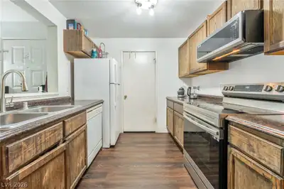 220 Mission Newport Lane 204 Kitchen