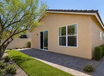 2520 Bottle Palm Court Yard