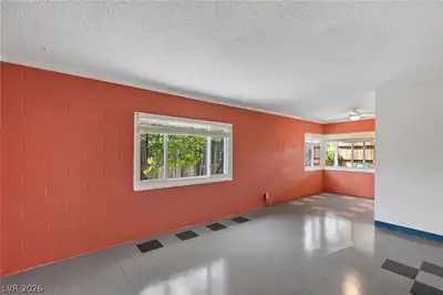 1305 Phillips Avenue 1307 Living Room