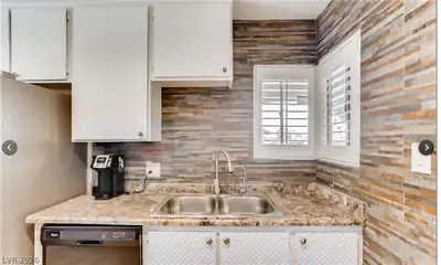 4181 Royalhill Avenue Kitchen