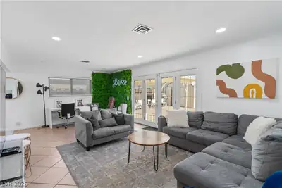 2004 West Mesquite Avenue Living Room