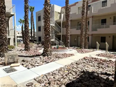 2032 Mesquite Lane 101 Courtyard