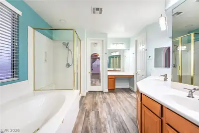957 Buffalo River Avenue Primary Bathroom