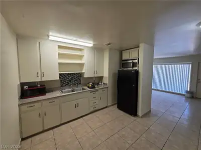 910 Magnolia Avenue, Las Vegas, NV 89108 Kitchen
