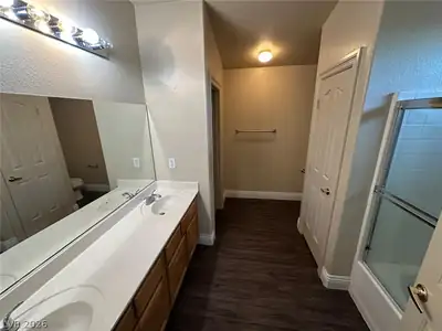 9490 Marshall Creek Street, Las Vegas, NV 89178 Primary Bathroom