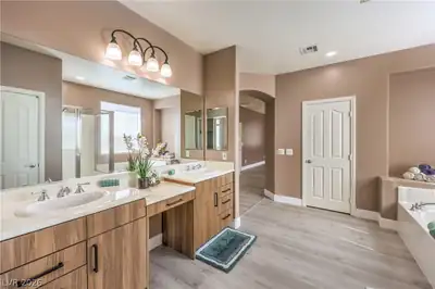 11462 Bargetto Court, Las Vegas, NV 89141 Primary Bathroom