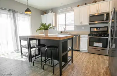 6251 Copper Light Street, North Las Vegas, NV 89081 Kitchen