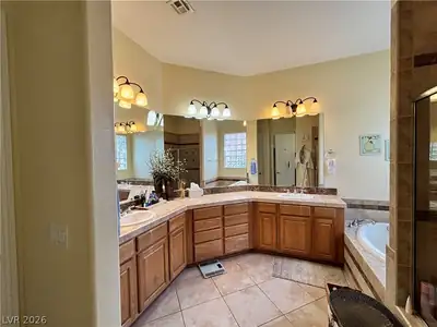 932 Viscanio Place Primary Bathroom